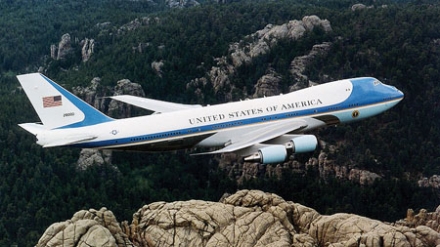 AirForceOneoverMtRushmore
